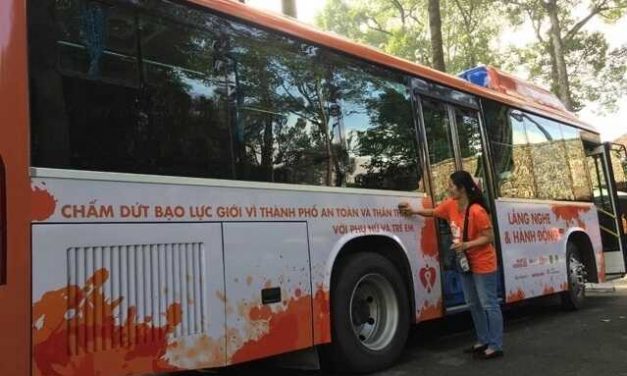 Lan tỏa thành công nhiều thông điệp xã hội bằng khẩu hiệu dán trên xe bus